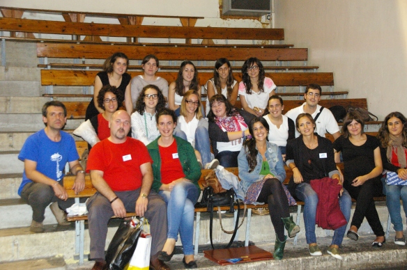 Miembros del coro de Artajona, Movimiento Juvenil Interparroquial de Tafalla y Acoes Navarra tras el espectáculo.
